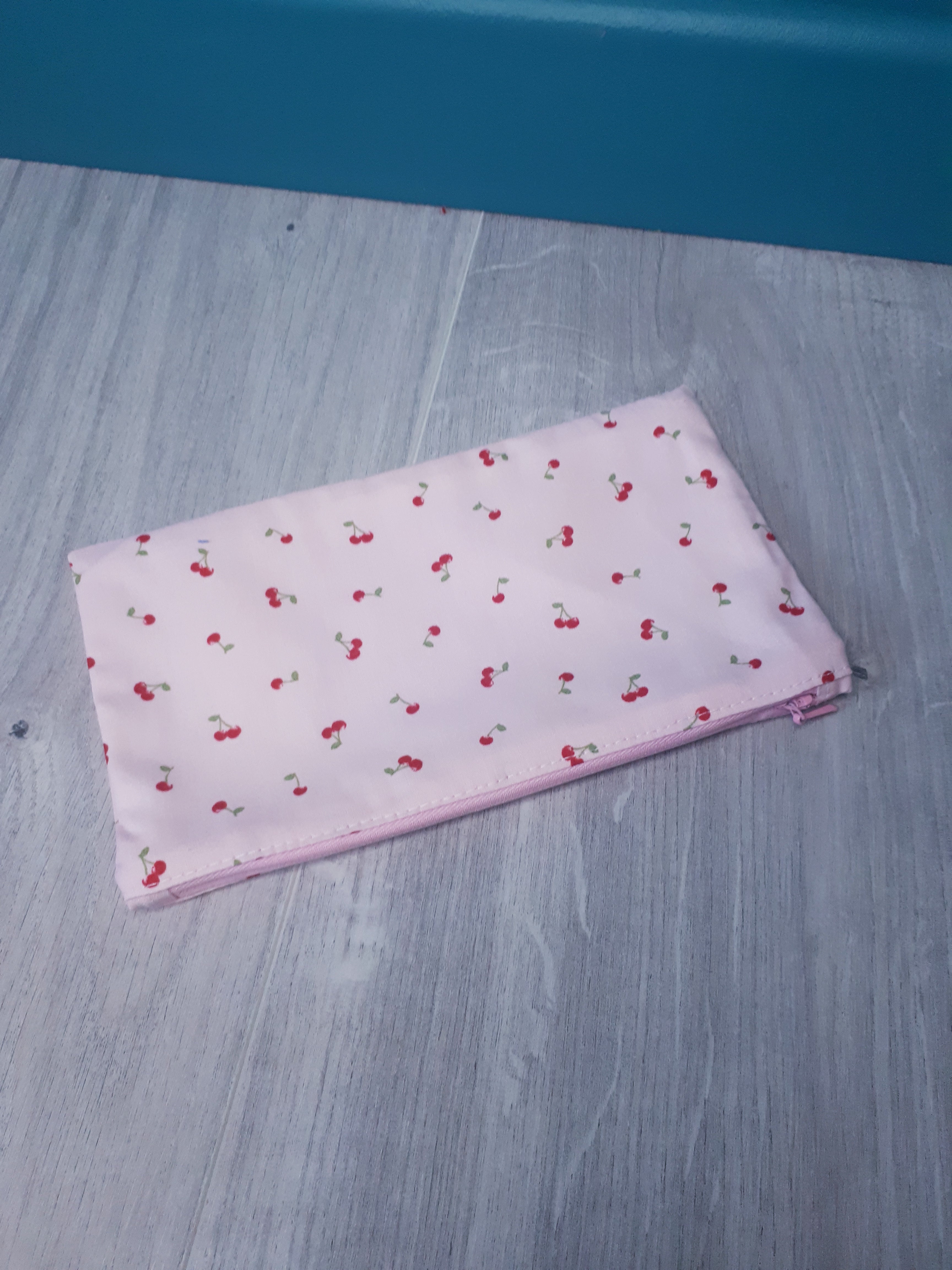Trousse plate cerises roses