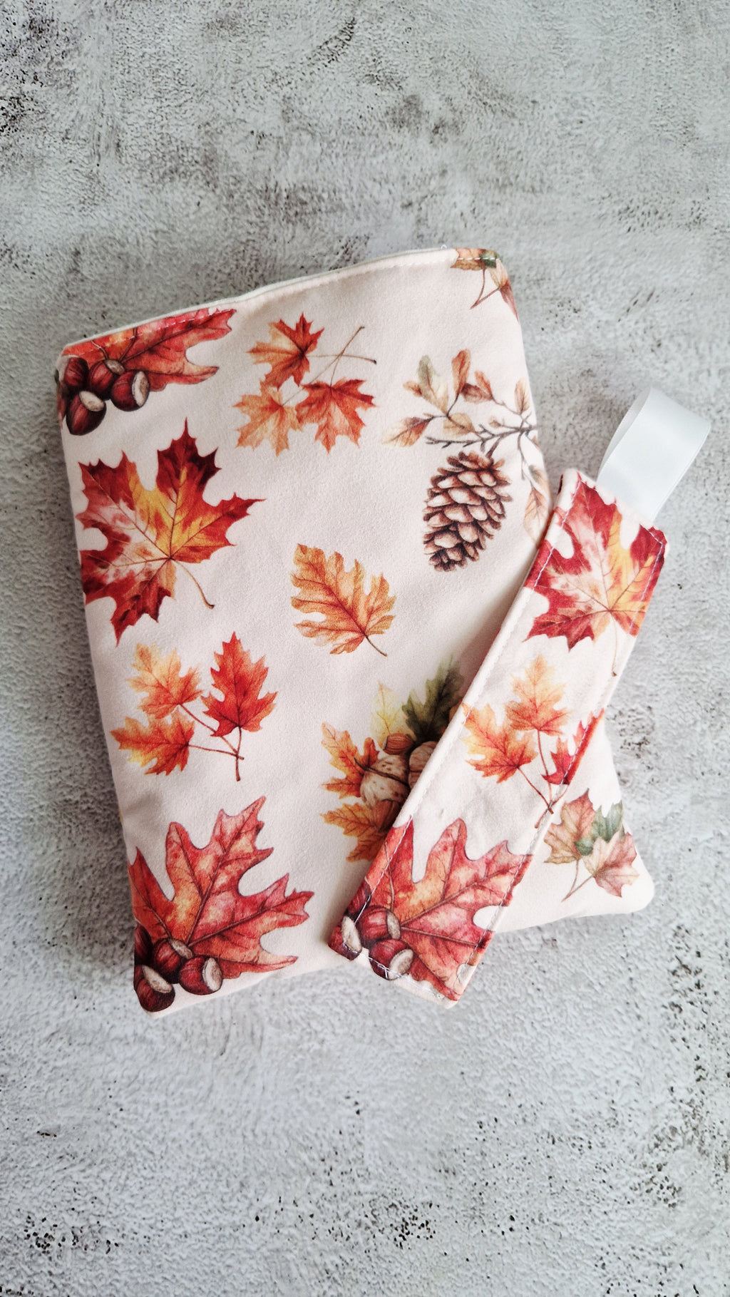 Housse livre avec marque page " éclats d'automne "