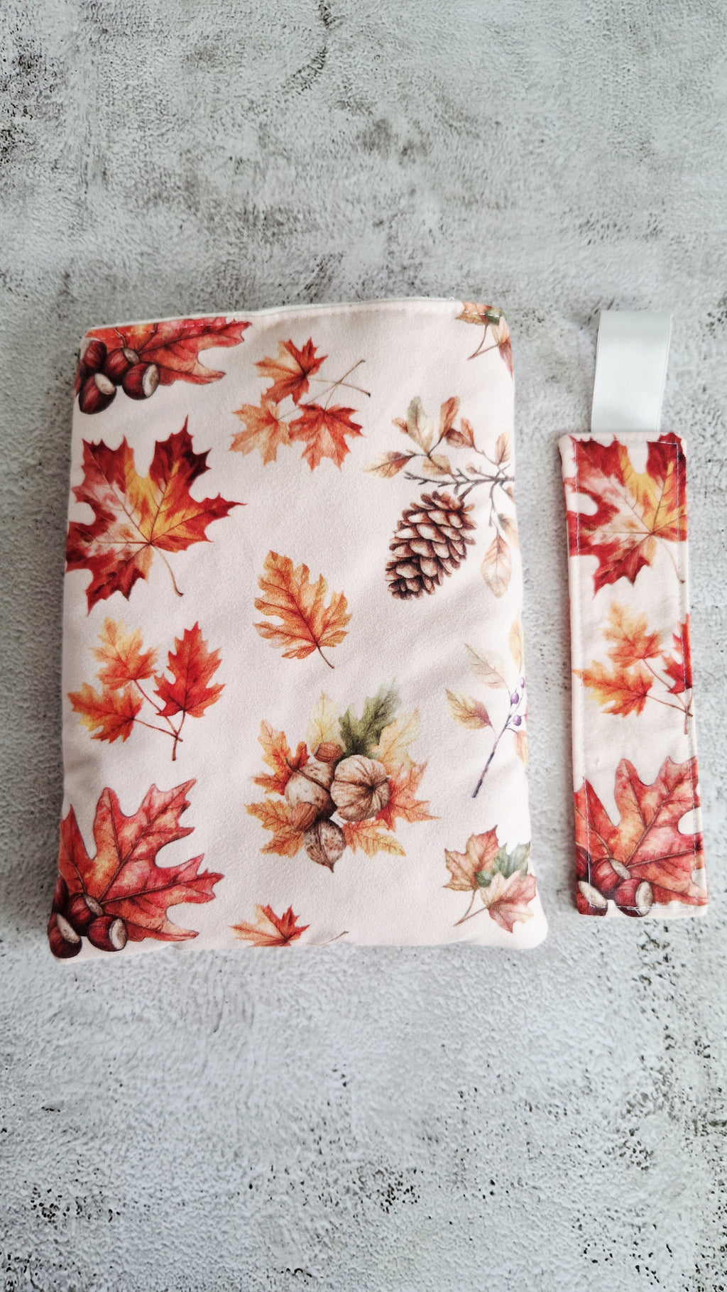 Housse livre avec marque page " éclats d'automne "