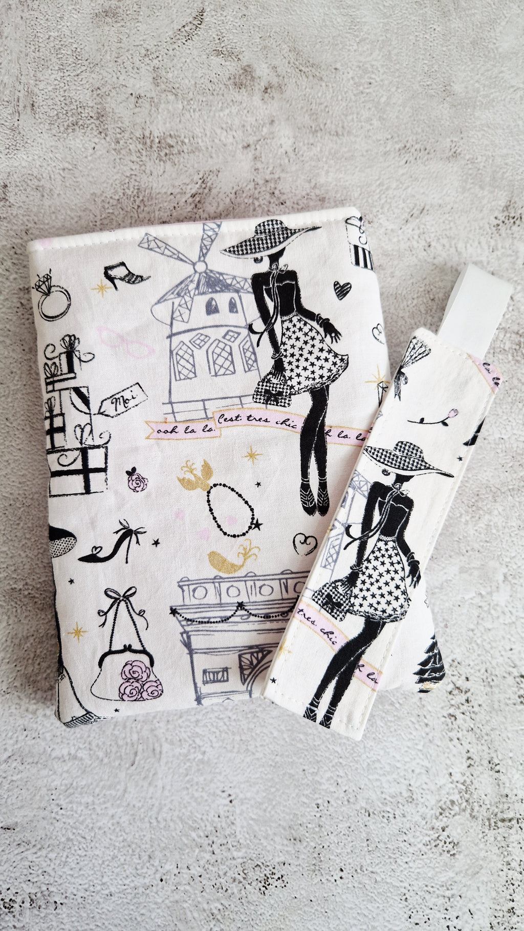 Housse livre avec marque page " parisienne"