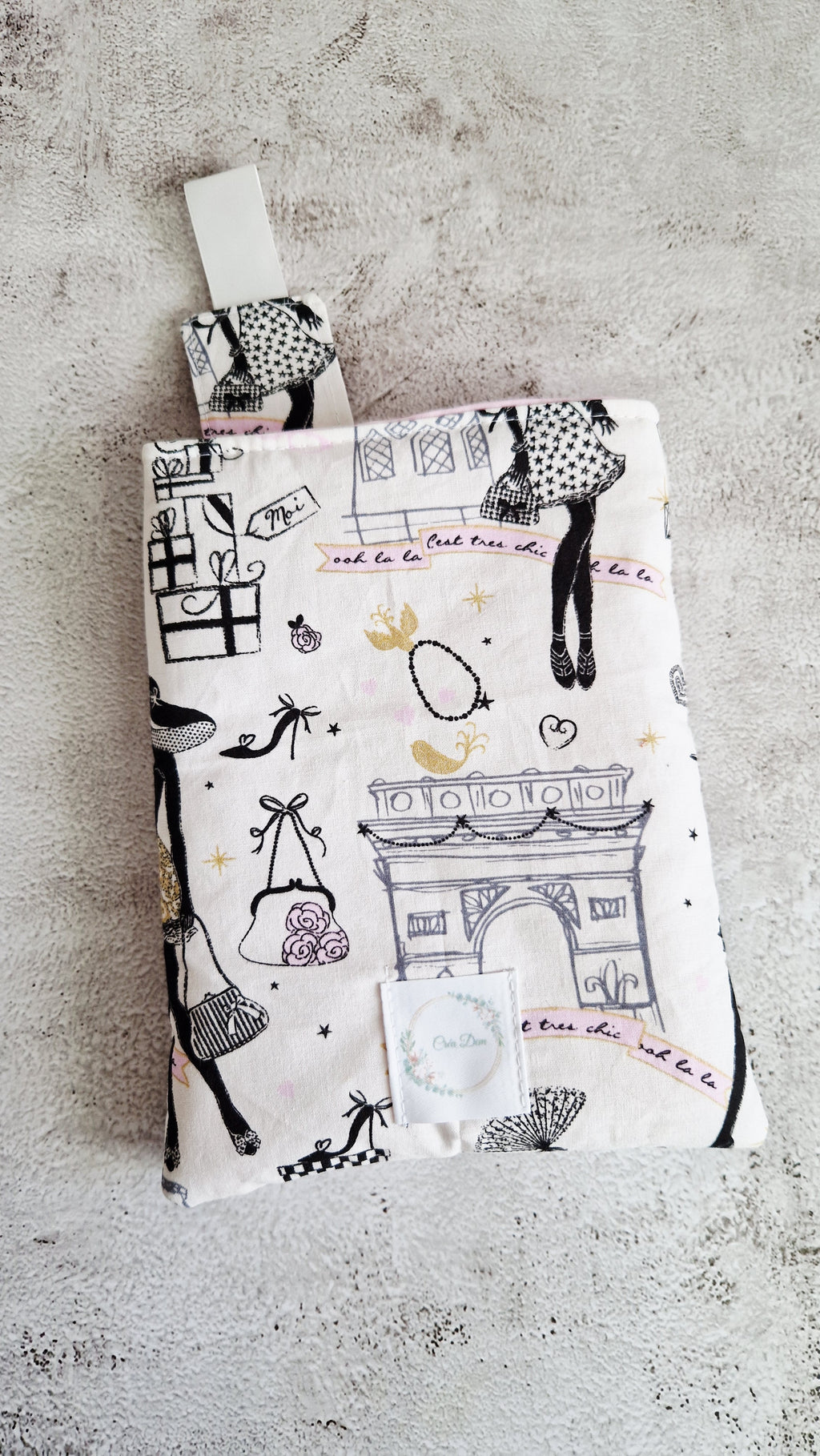 Housse livre avec marque page " parisienne"