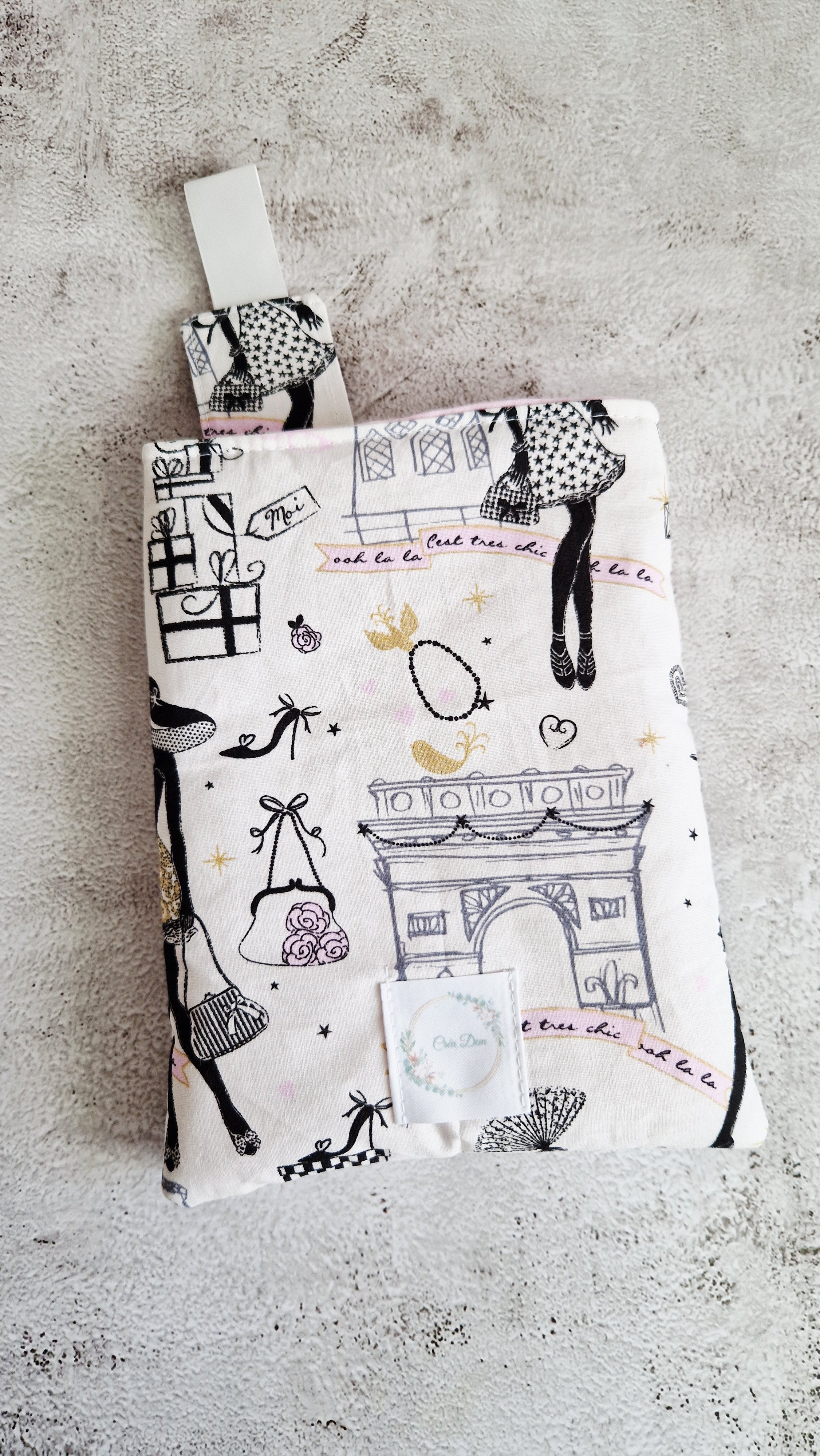 Housse livre avec marque page " parisienne"