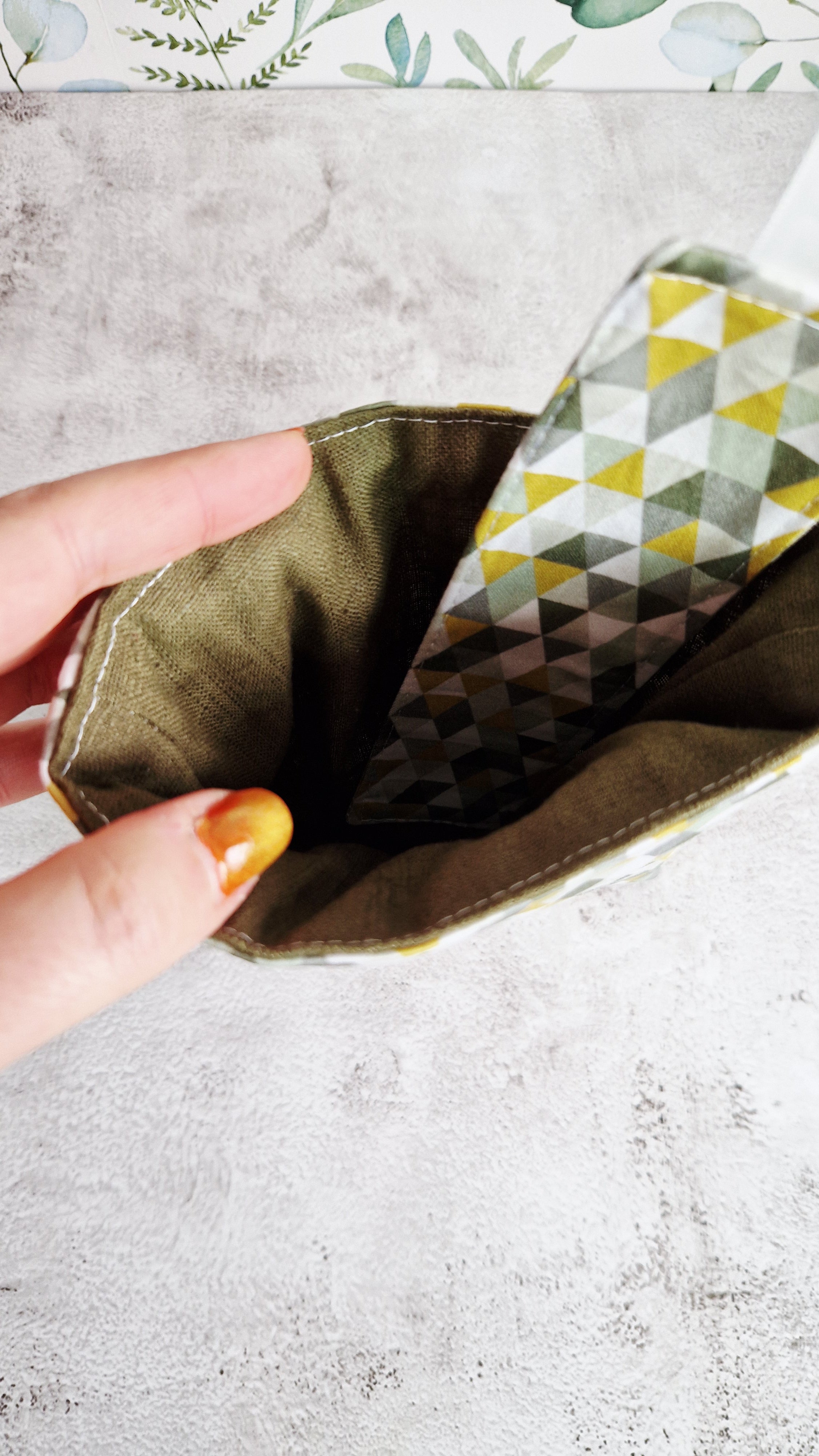 Housse livre avec marque page " triangle vert "