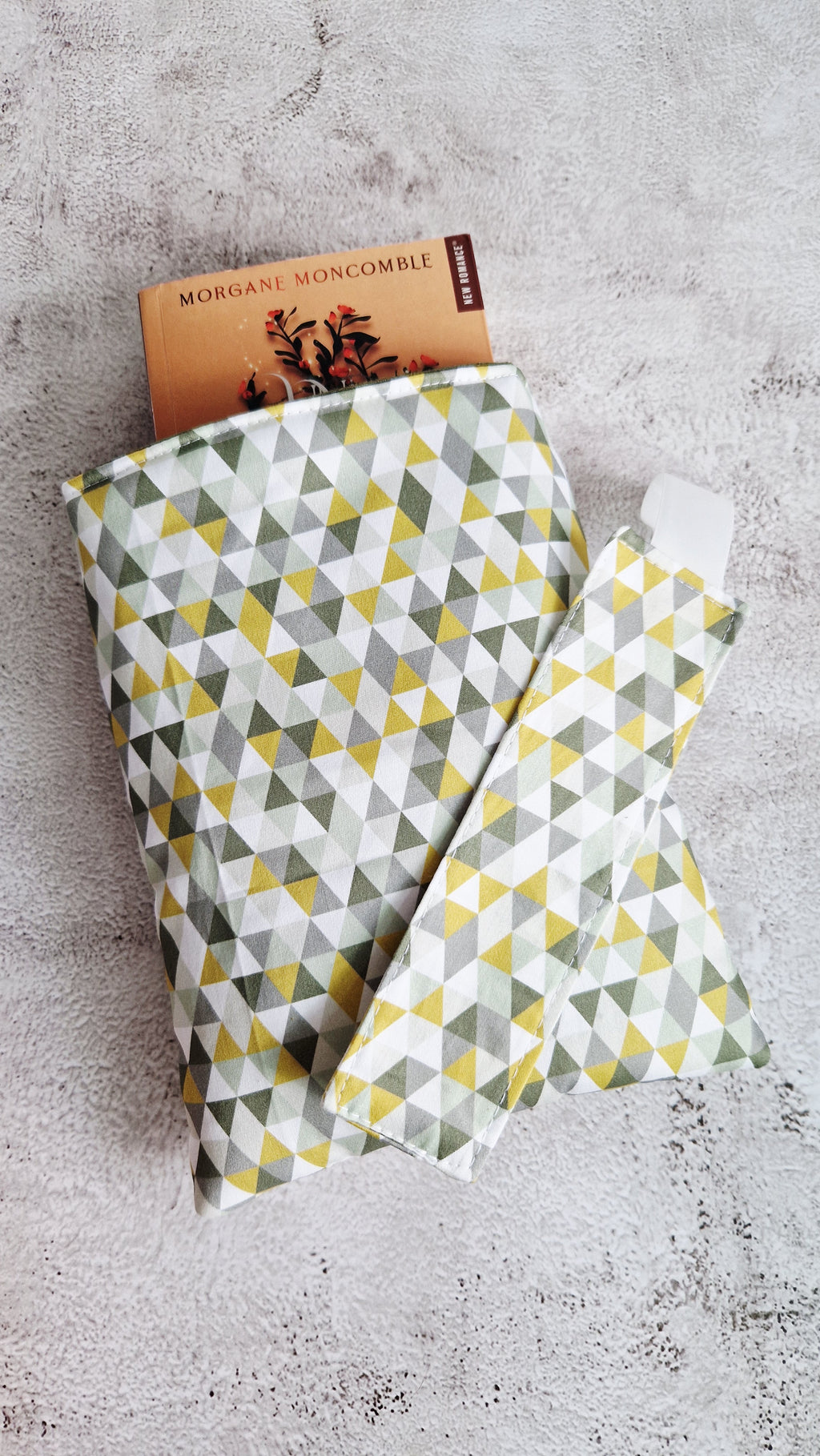 Housse livre avec marque page " triangle vert "