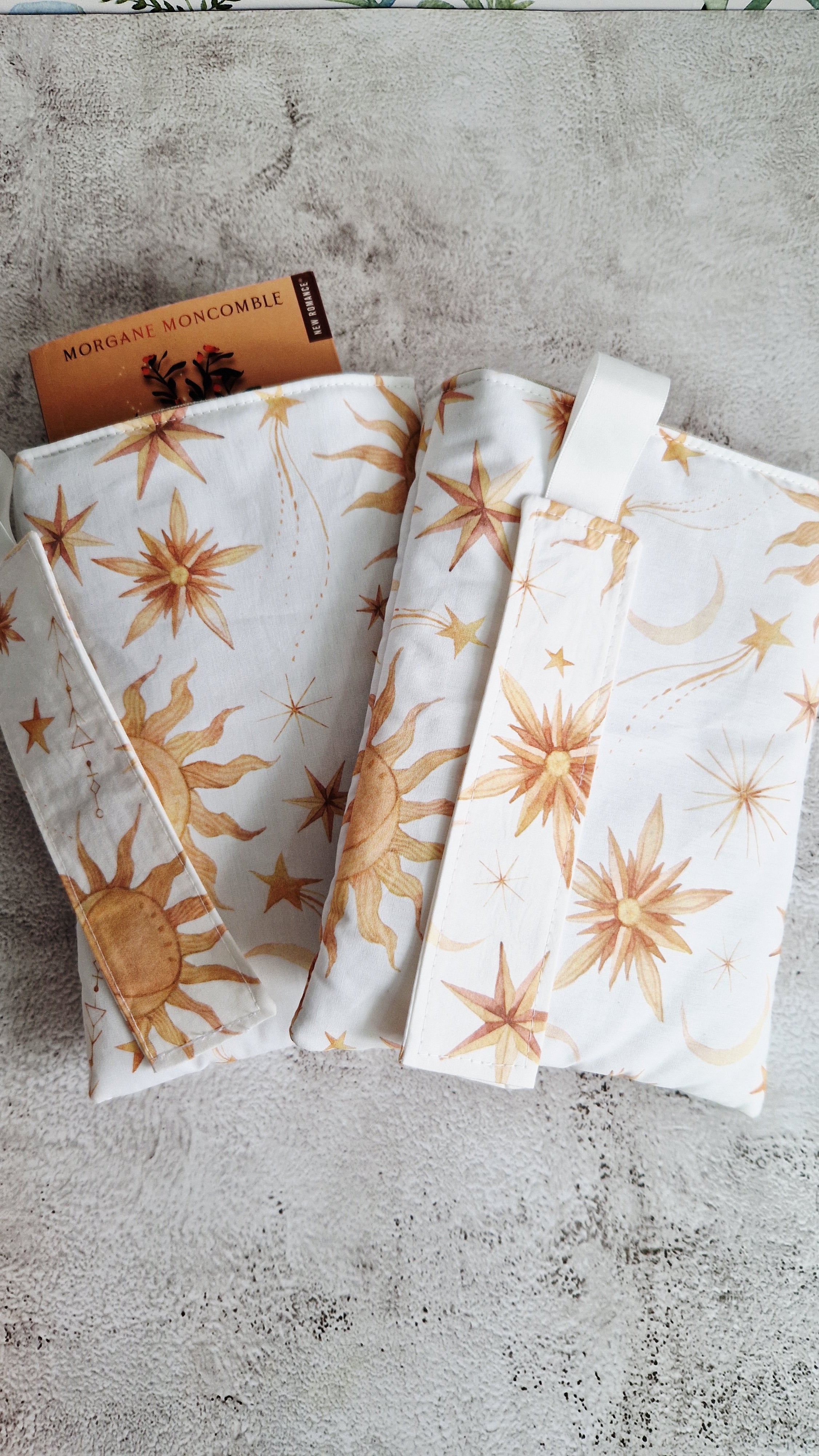 Housse livre avec marque page " soleil "