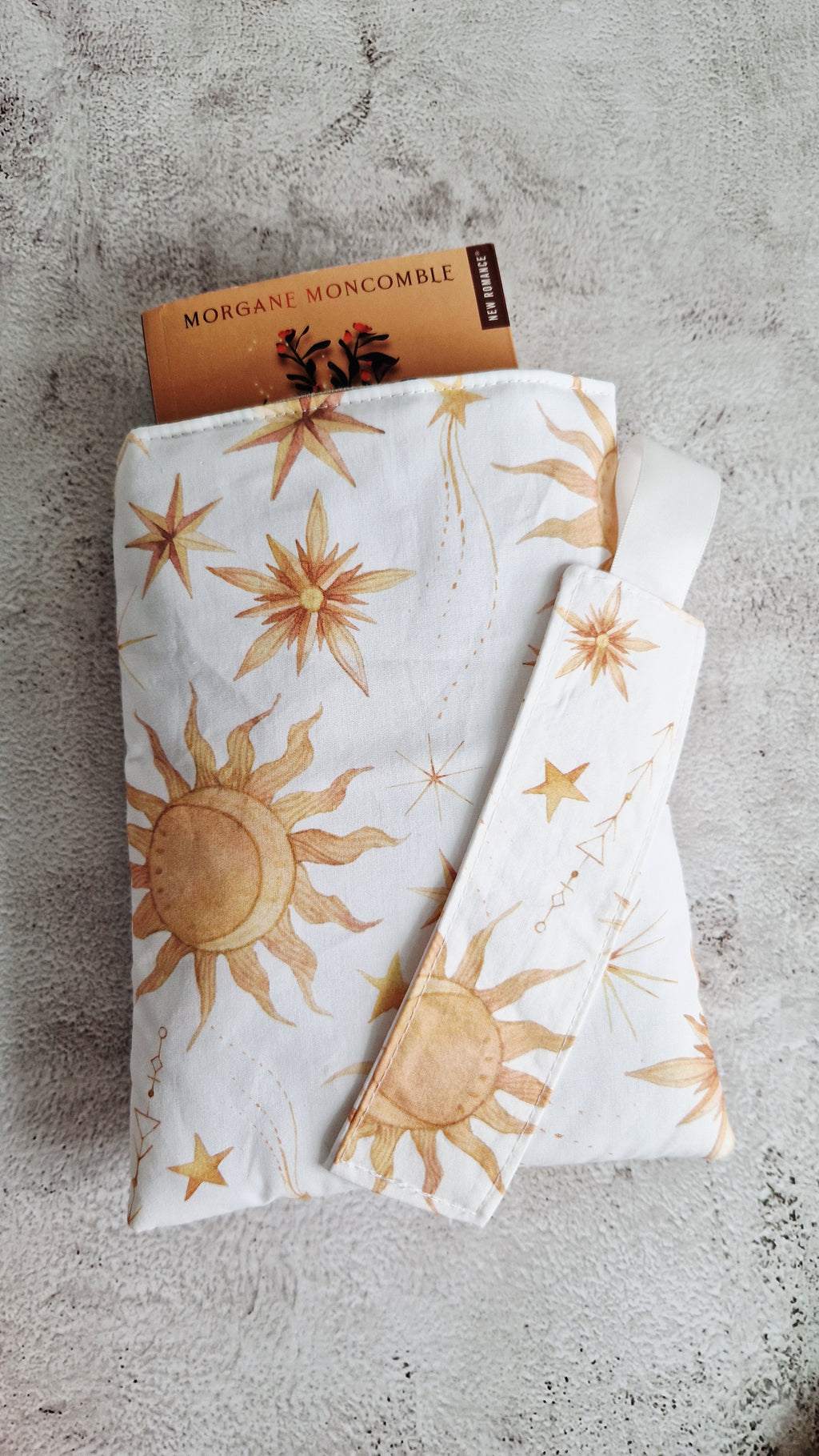 Housse livre avec marque page " soleil "