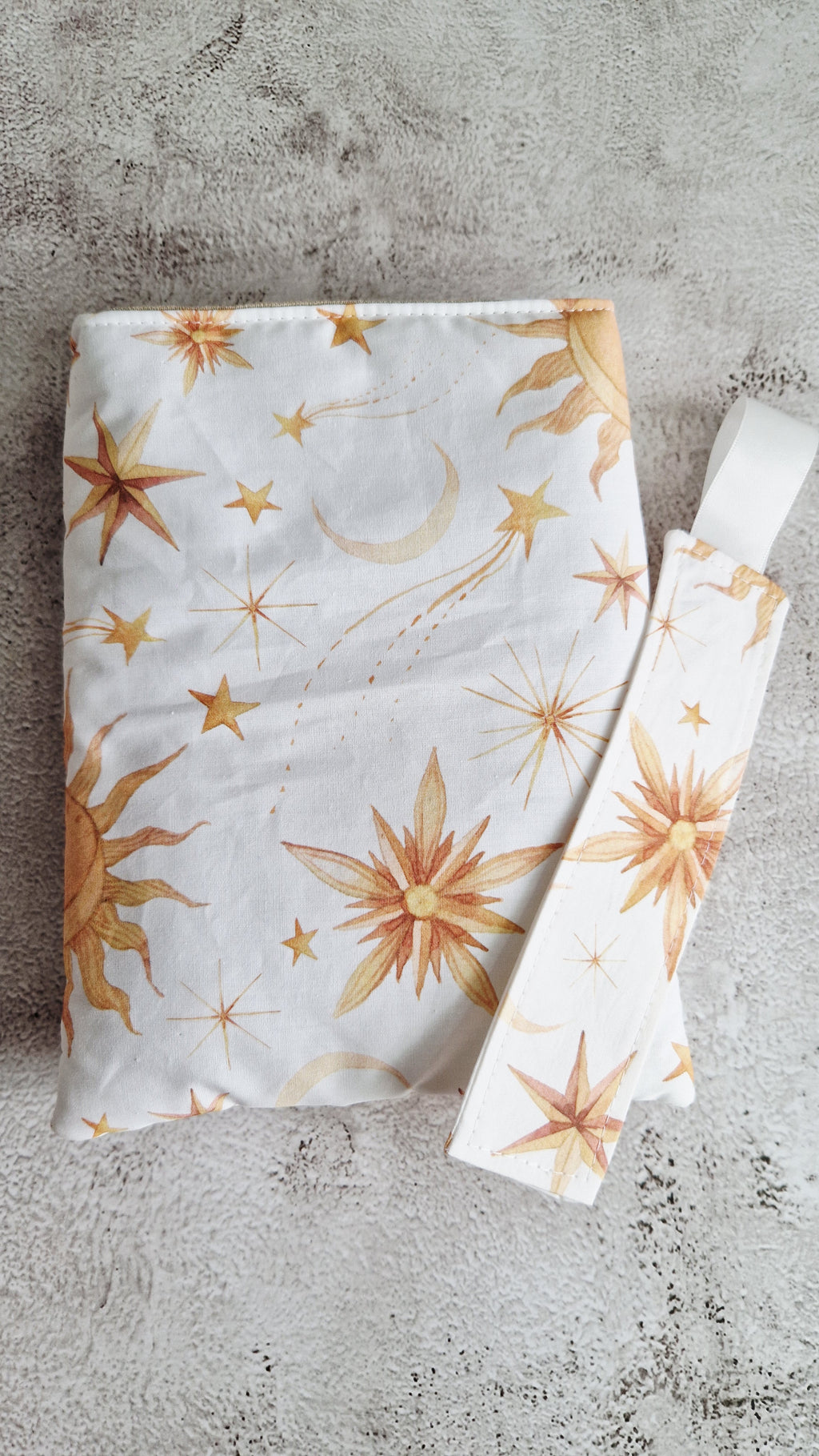 Housse livre avec marque page " soleil "