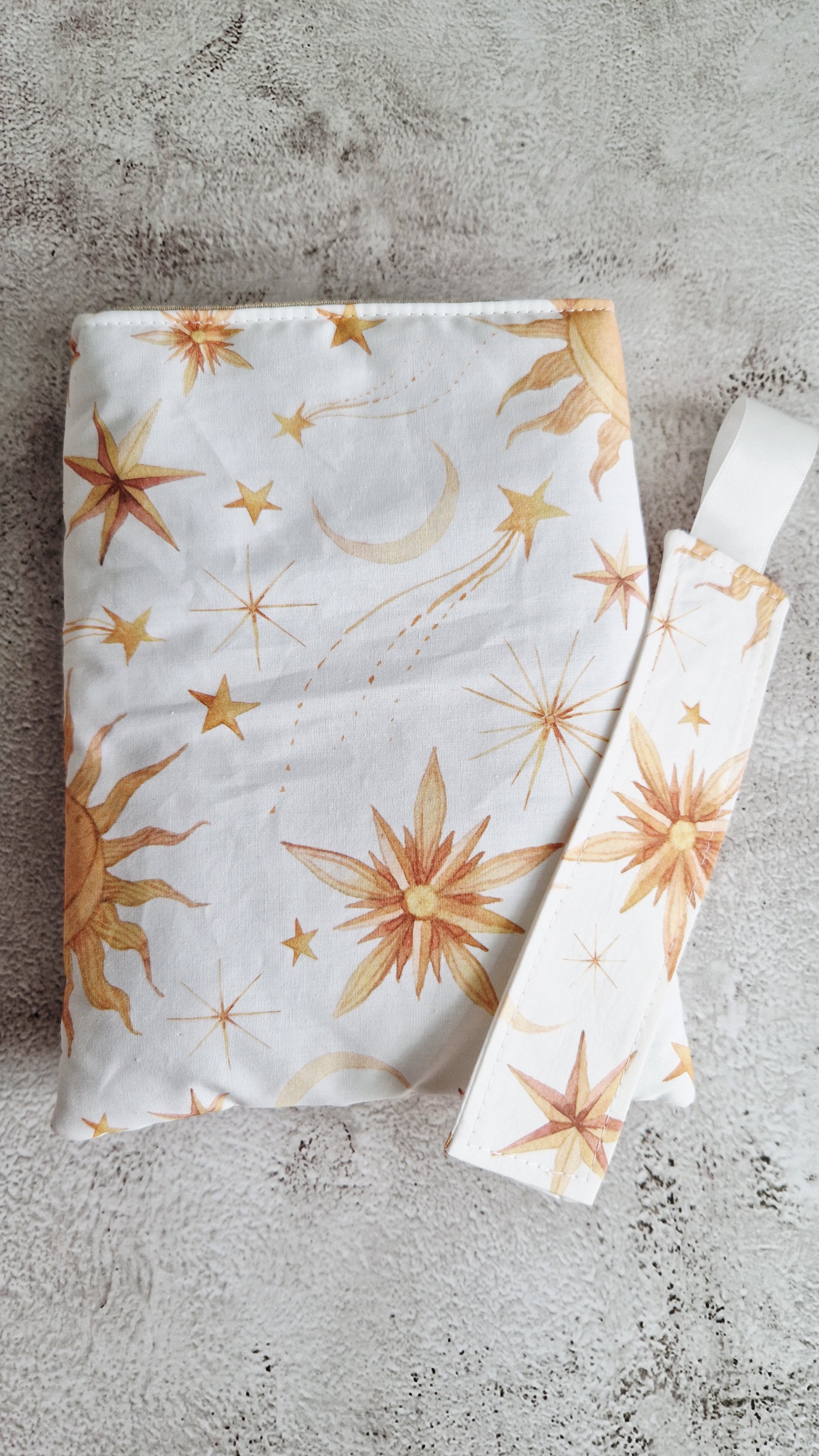 Housse livre avec marque page " soleil "