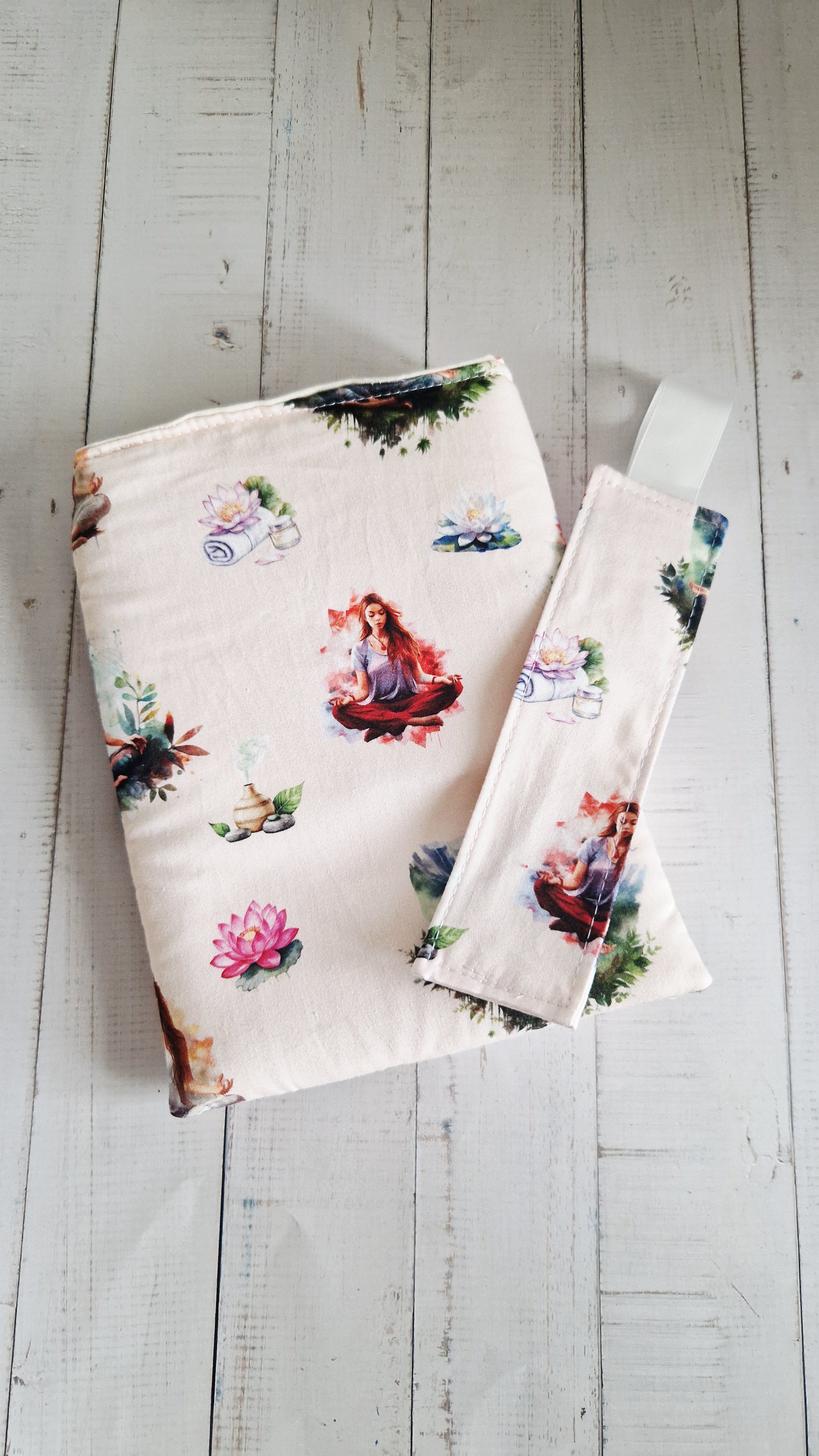 Housse livre avec marque page " yoga nature"