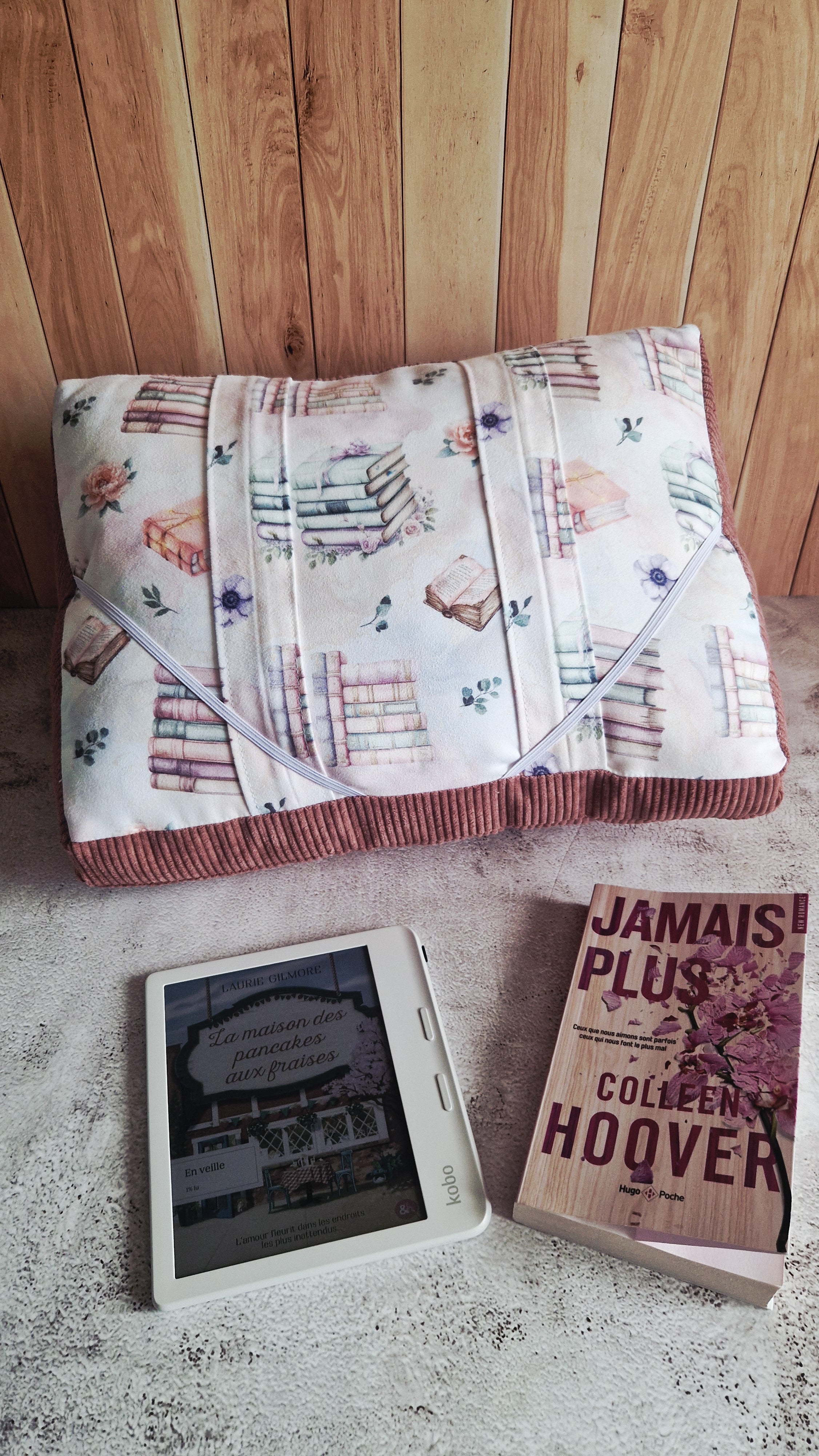 Coussin lecture livres pastels