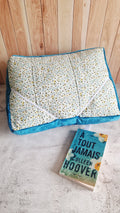 Coussin lecture fleurs bleues minky lisse bleu