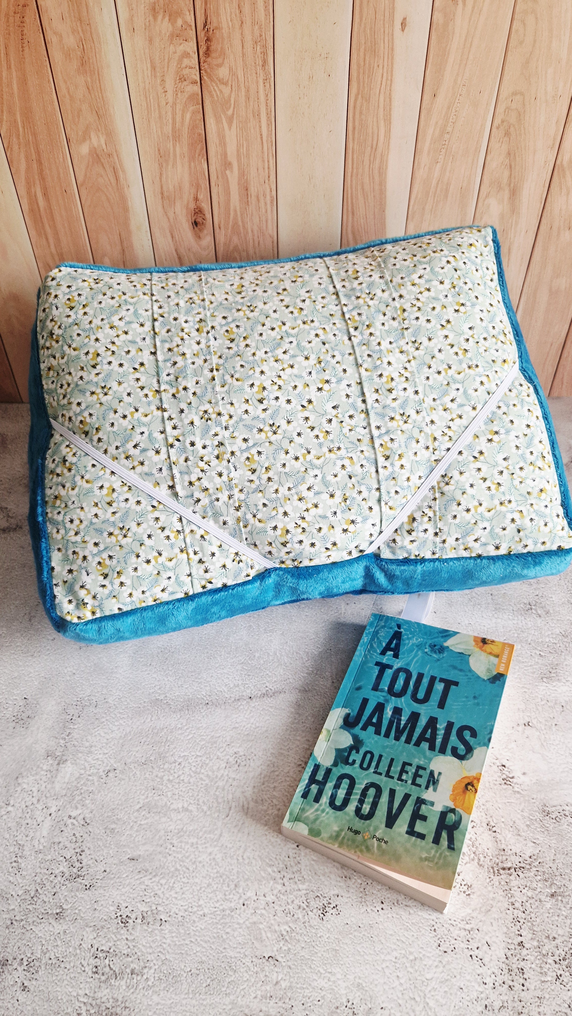 Coussin lecture fleurs bleues minky lisse bleu