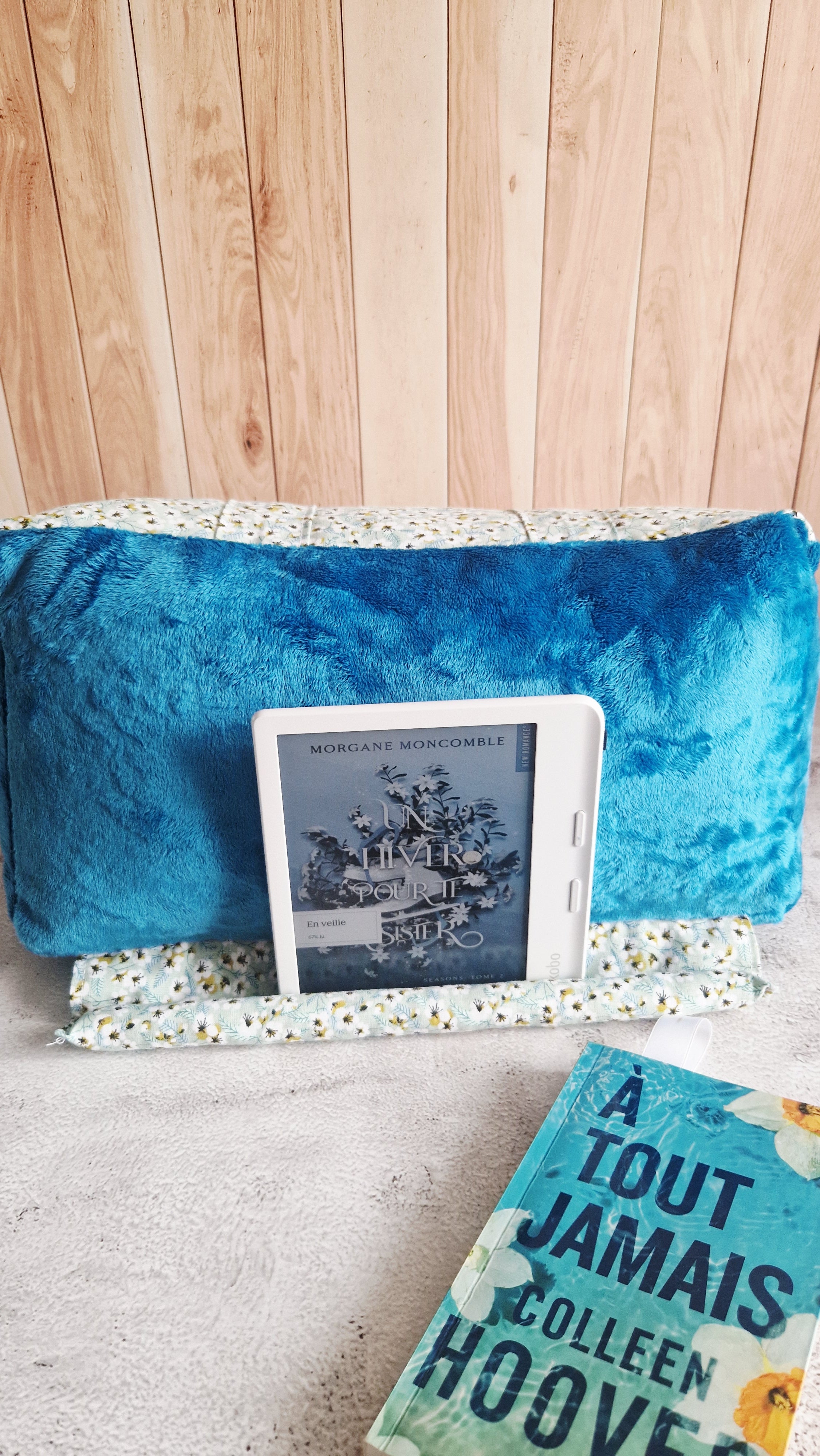 Coussin lecture fleurs bleues minky lisse bleu