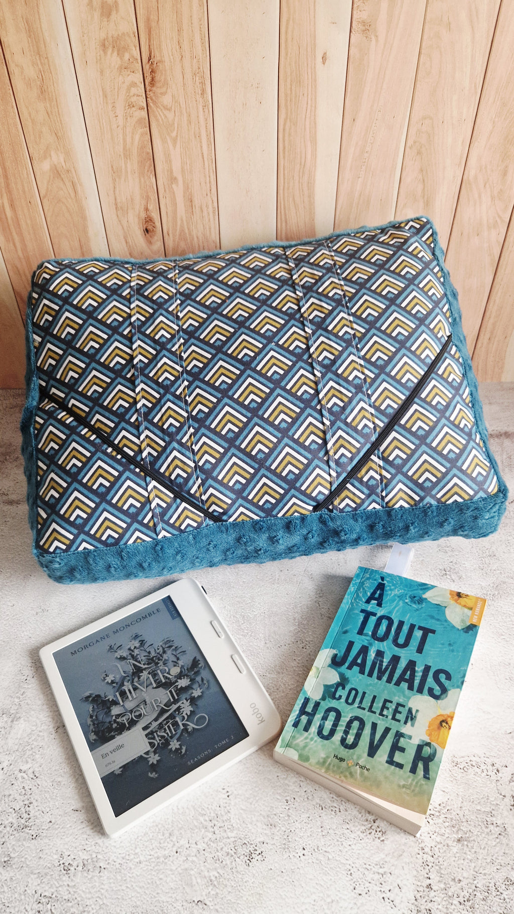 Coussin lecture géo minky bleu paon a pois
