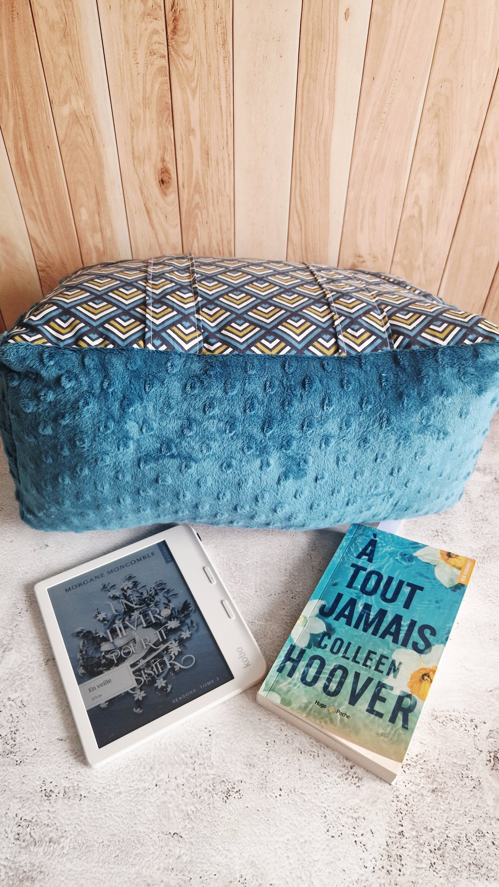 Coussin lecture géo minky bleu paon a pois