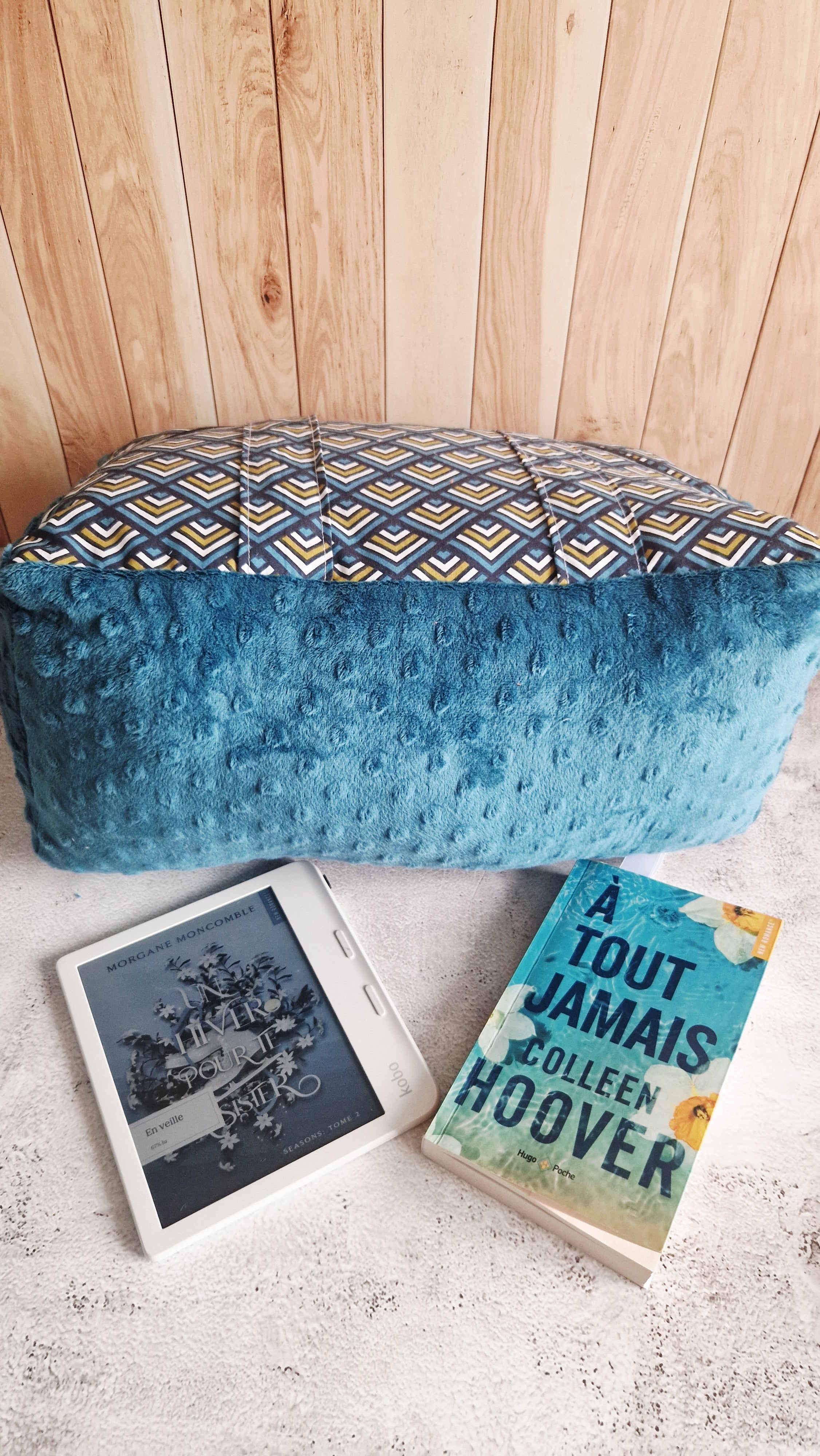 Coussin lecture géo minky bleu paon a pois