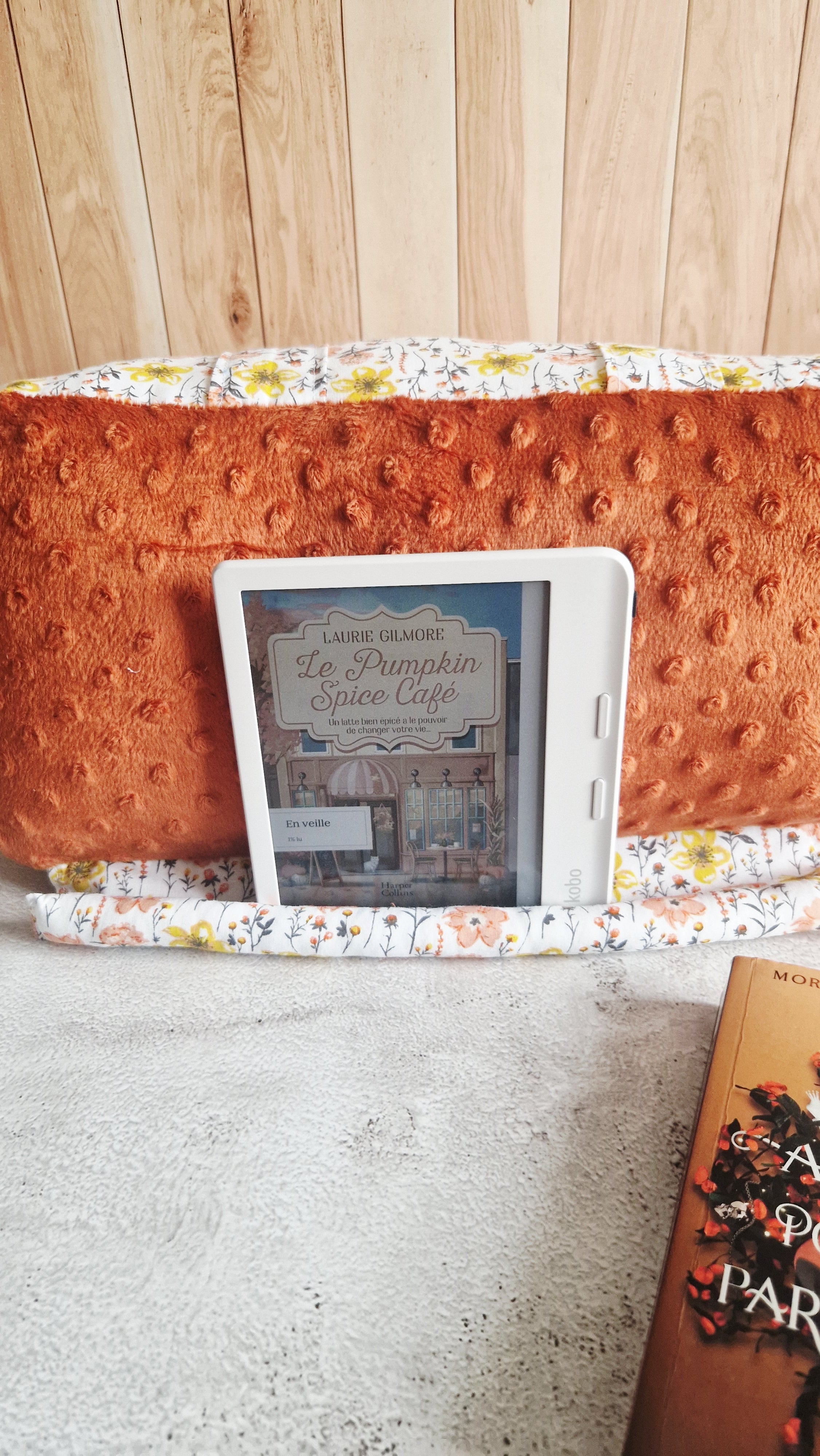 Coussin lecture fleurs orange minky brique