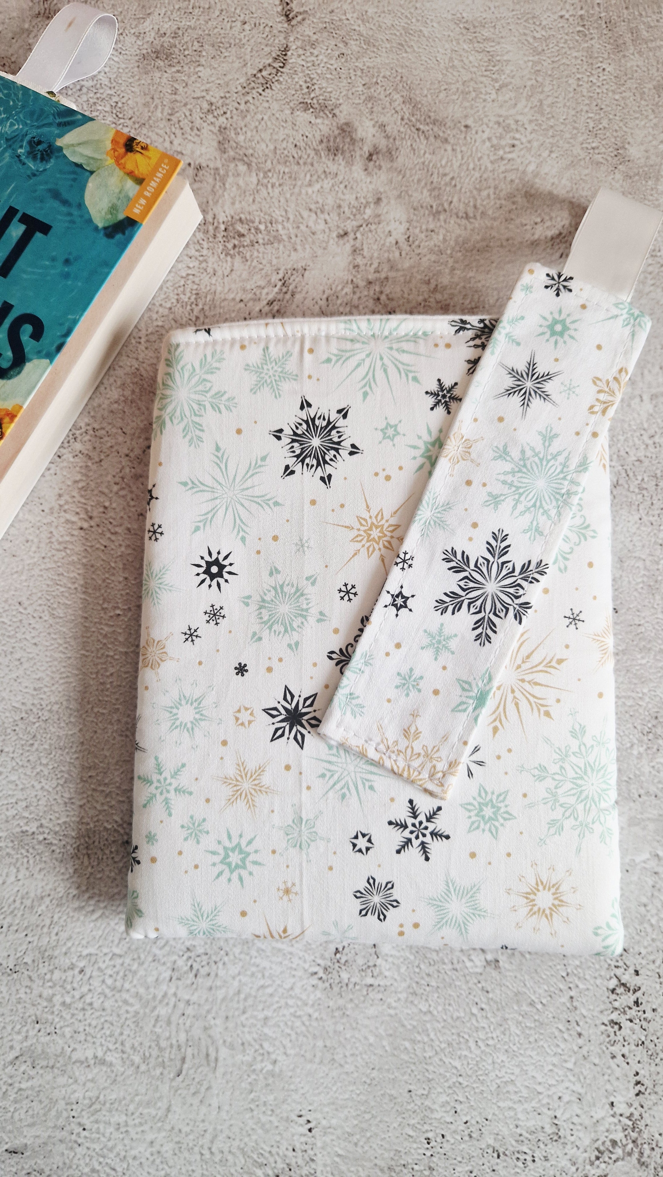 Housse livre avec marque page "flocons"