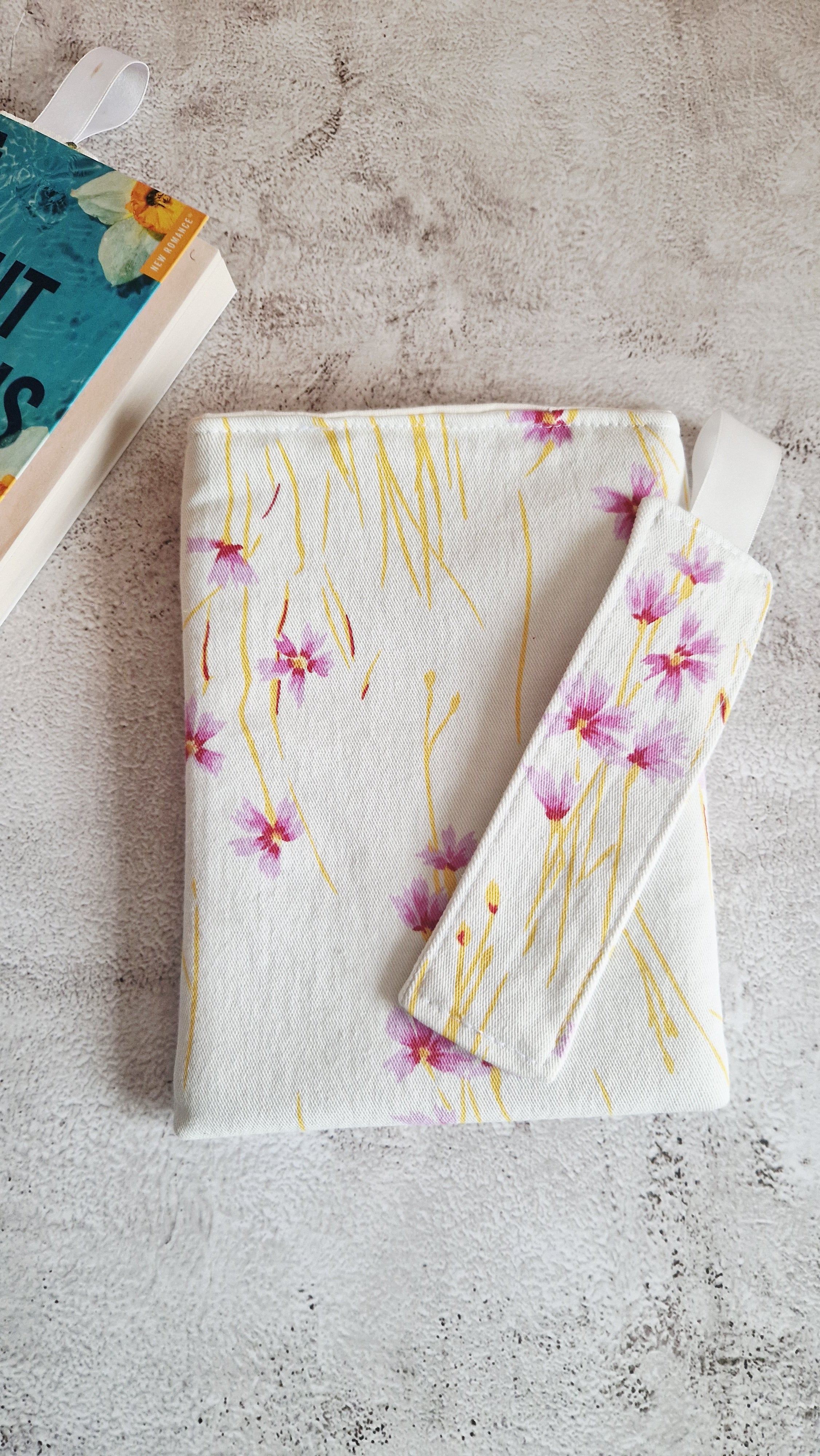 Housse livre avec marque page "plumes"