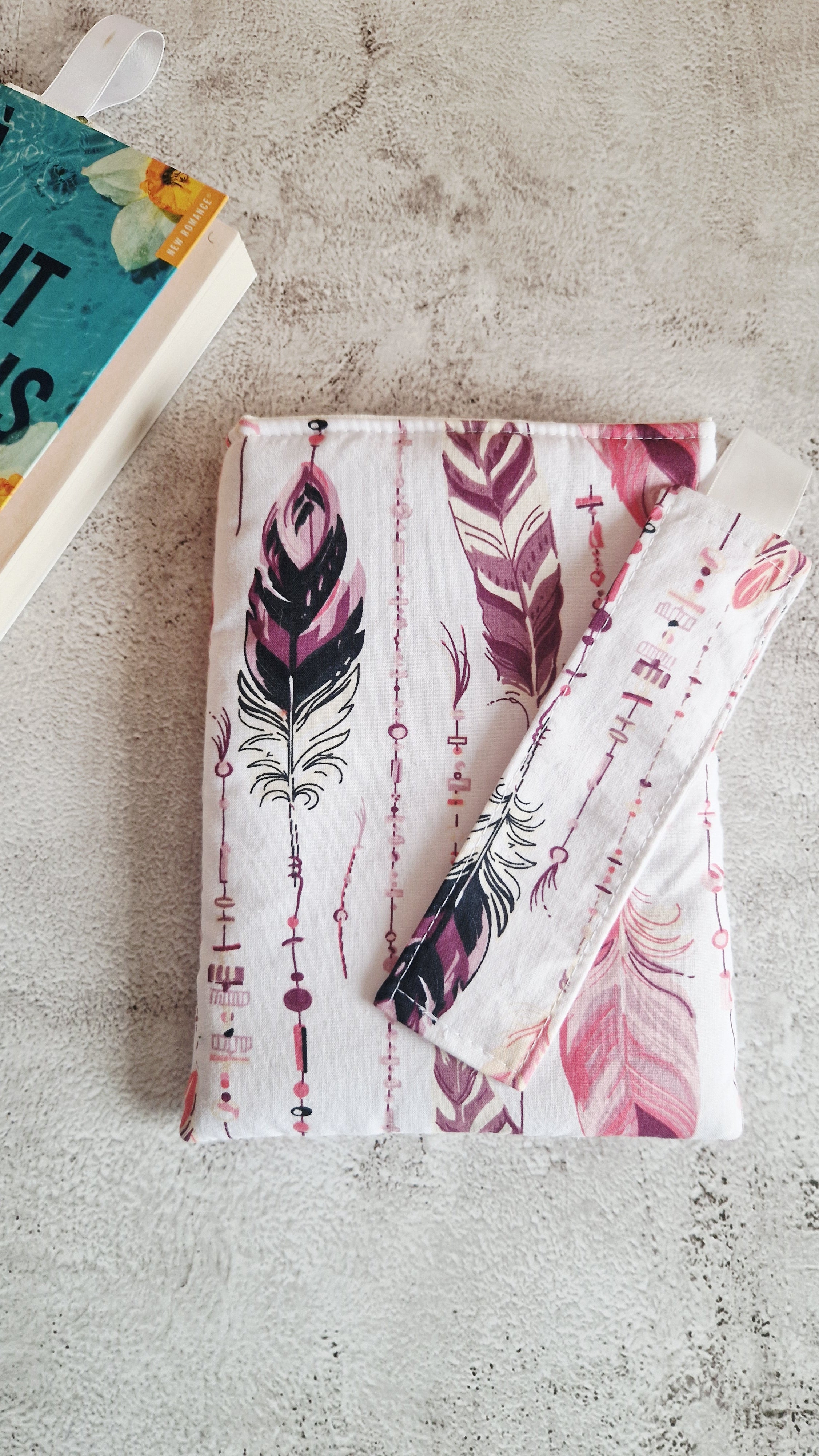 Housse livre avec marque page "plumes"