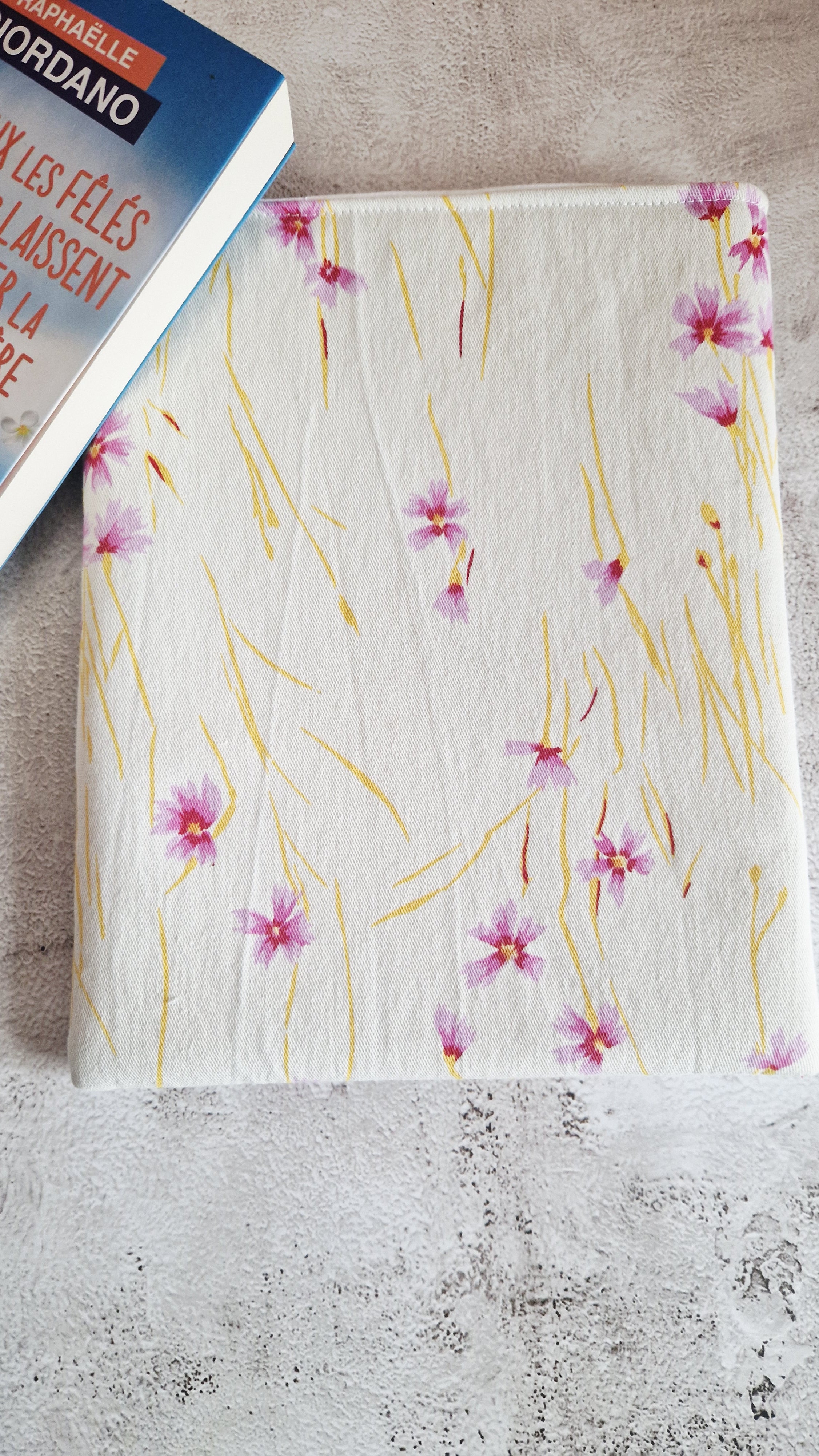 Housse à livre broché fleurs roses