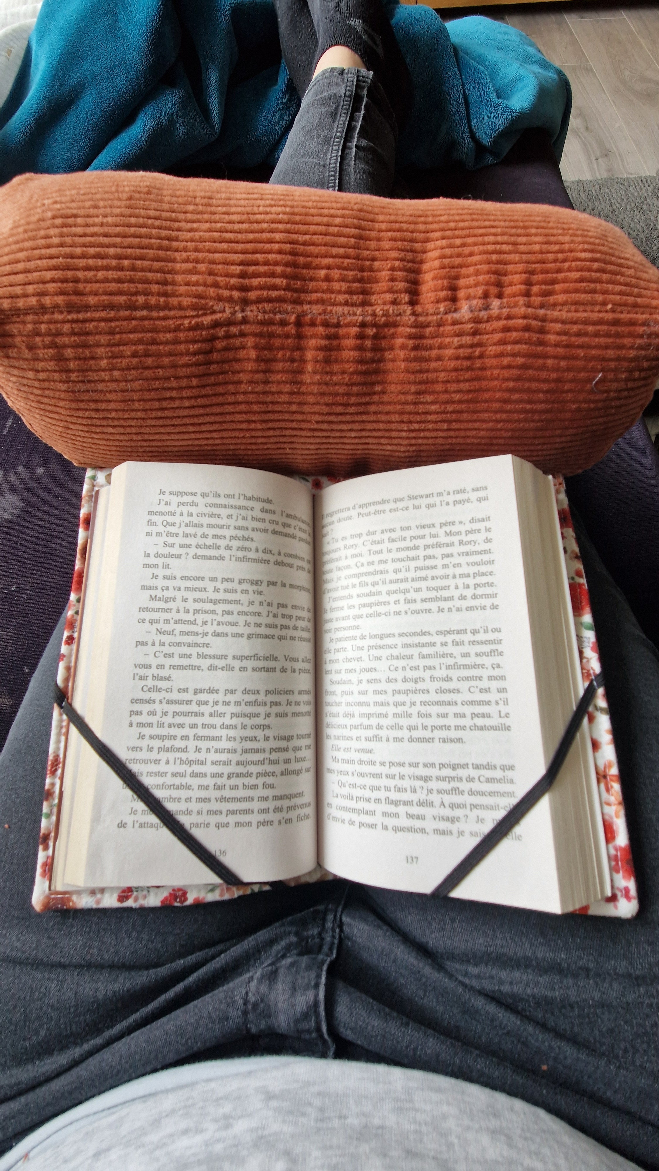 Coussin nomade fleurs rouge velours brique format pocket