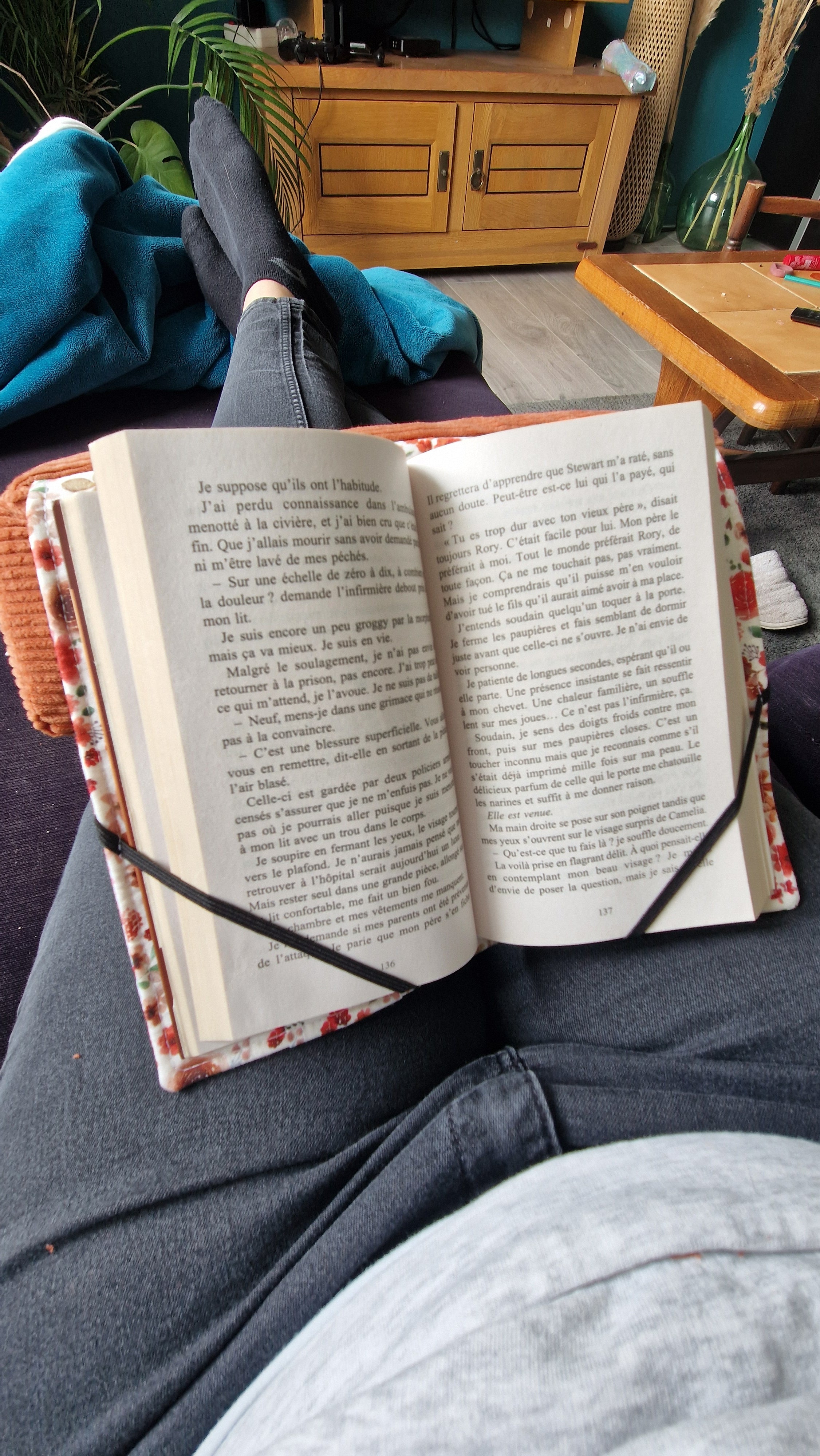 Coussin nomade fleurs rouge velours brique format pocket