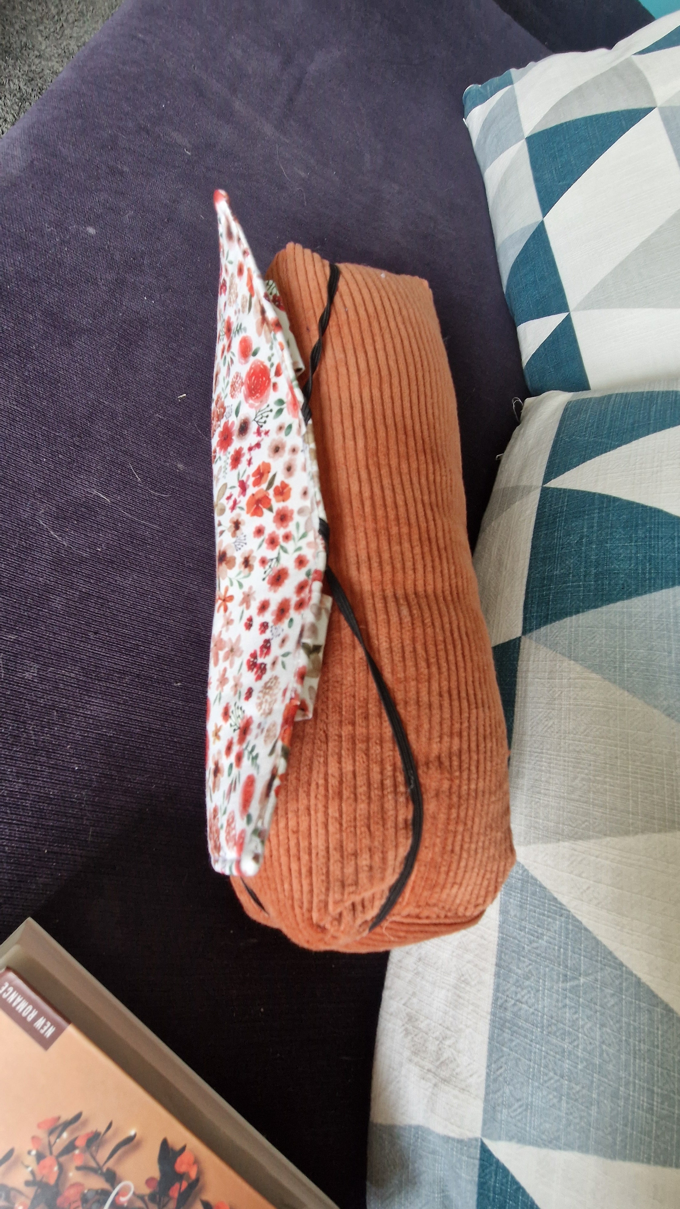 Coussin nomade fleurs rouge velours brique format pocket