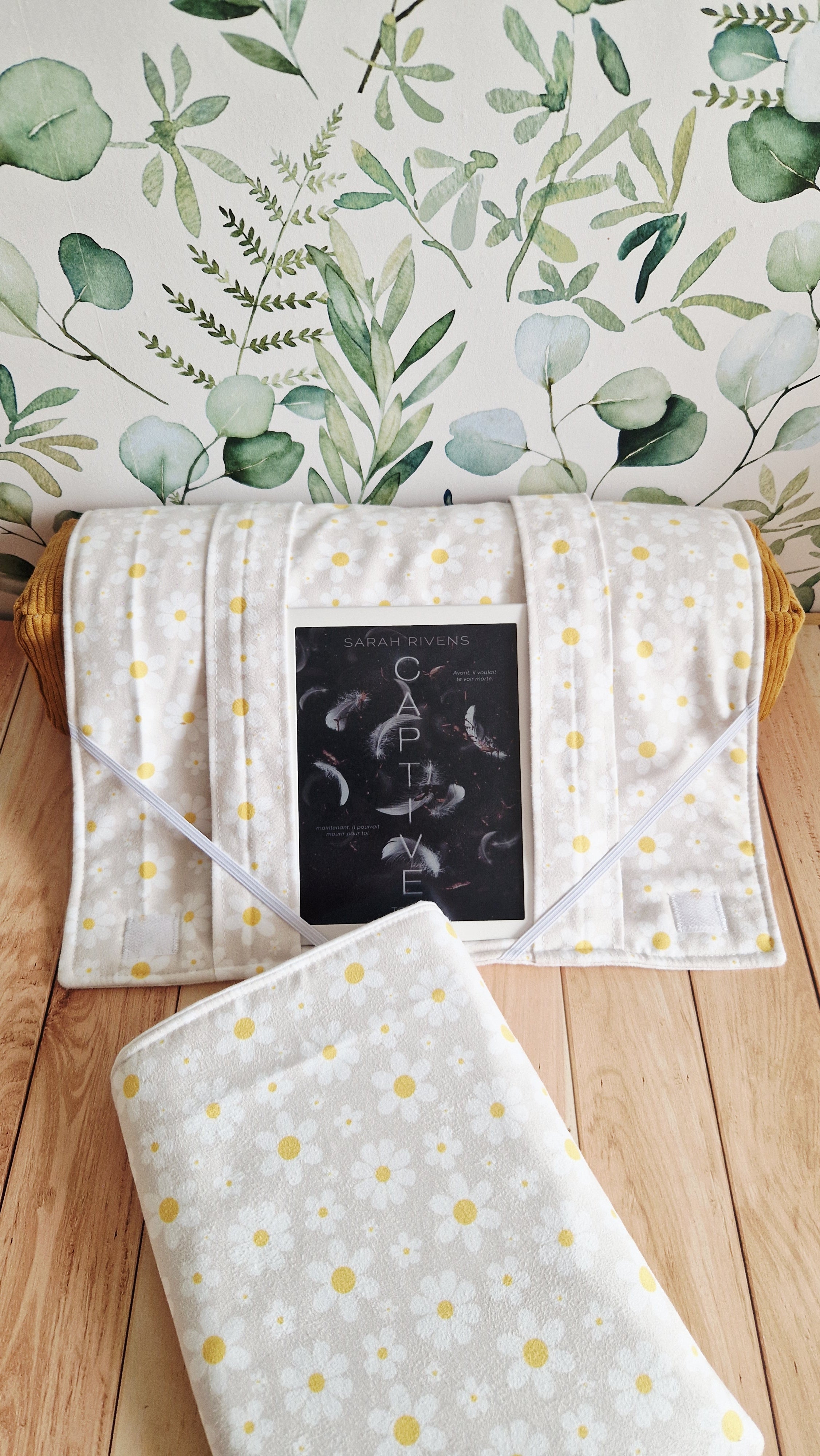 Coussin nomade marguerites beiges format brochés 2 en 1