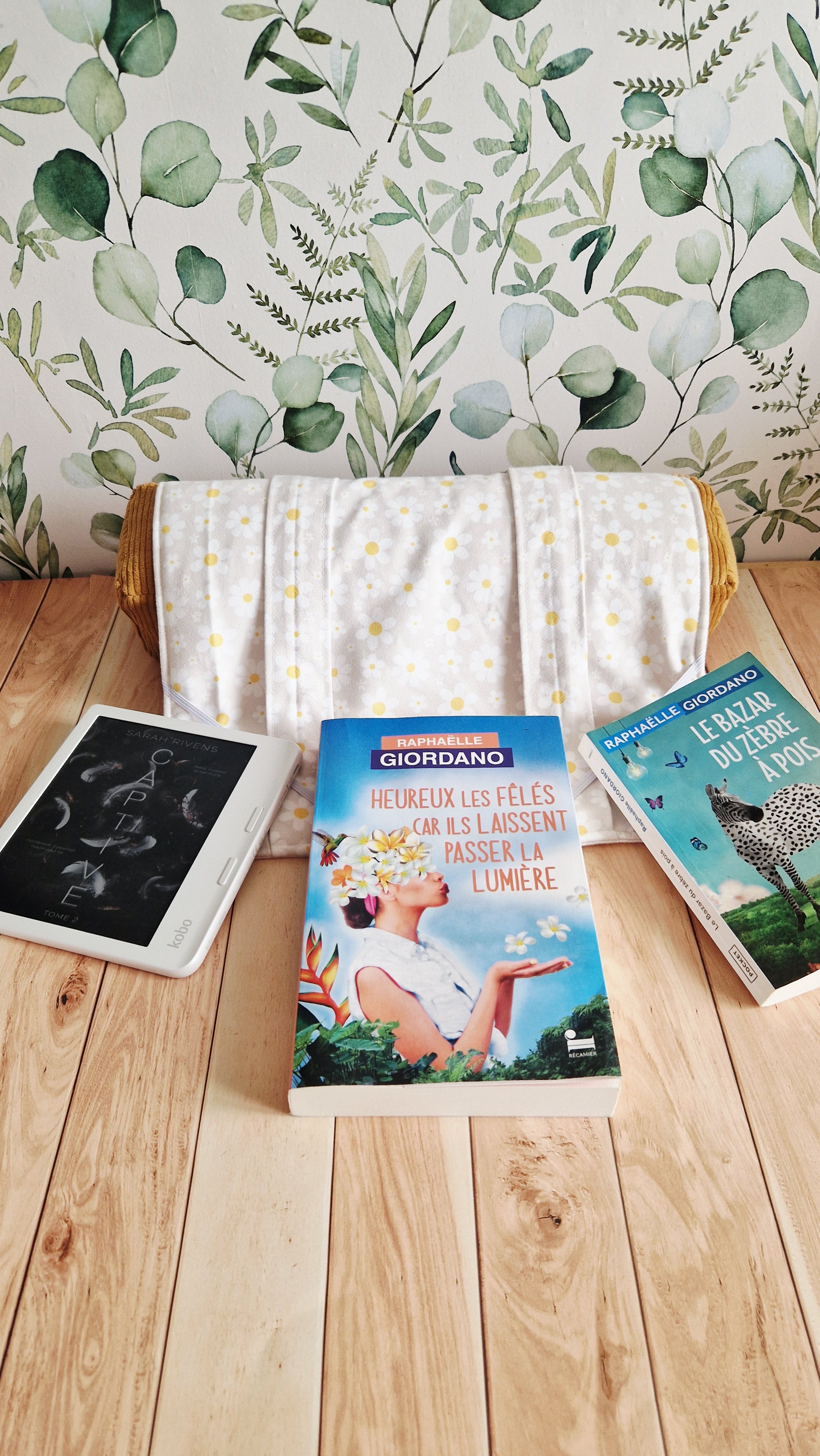 Coussin nomade marguerites beiges format brochés 2 en 1