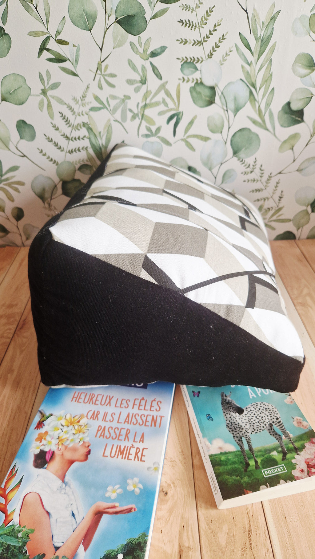 Coussin lecture géo noir