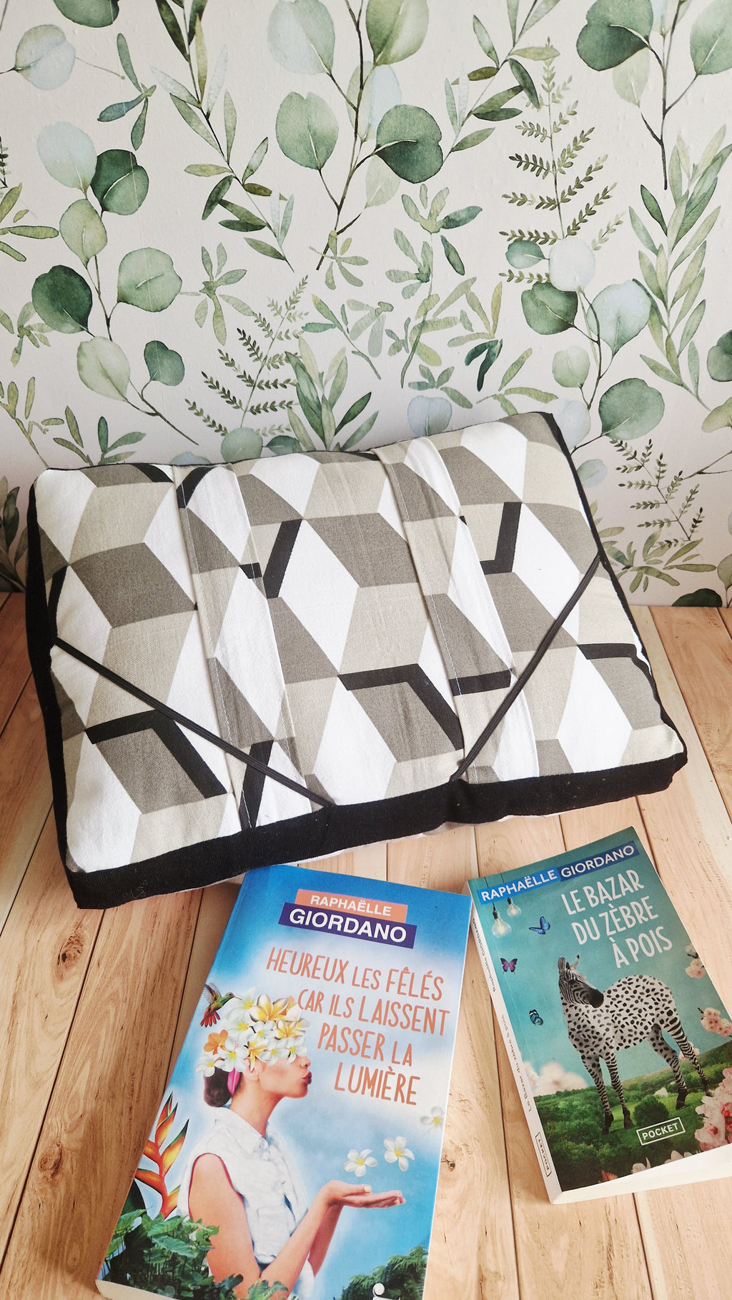 Coussin lecture géo noir
